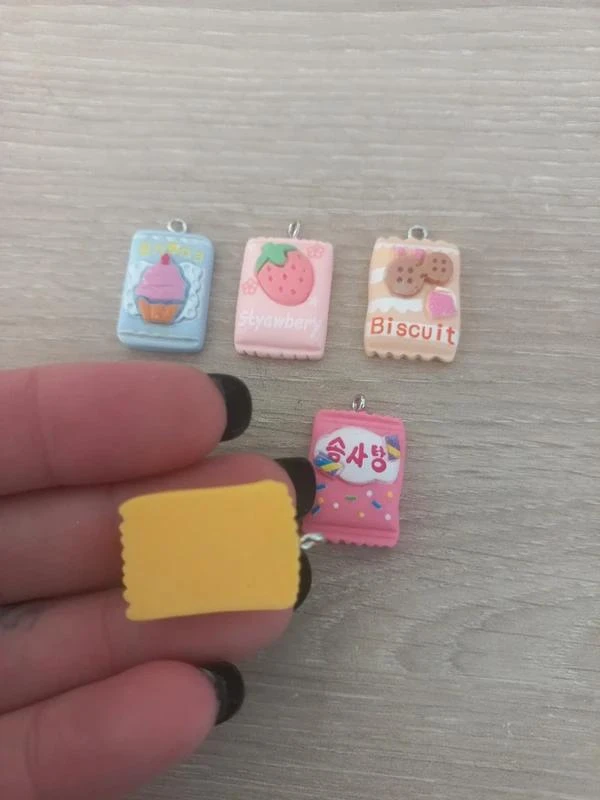Lot De Pendentifs "Biscuit" En Résine – photo 2